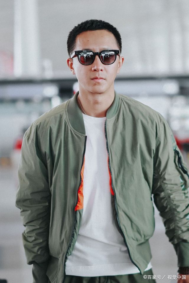 小平头搭配黑超墨镜,大佬范十足